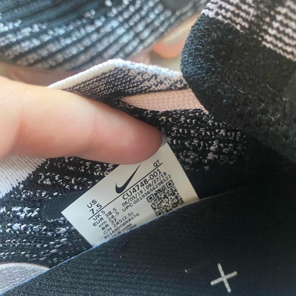 Nike Women's VaporMax FlyKnit Sneakers 7.5 - Picture 6 of 6